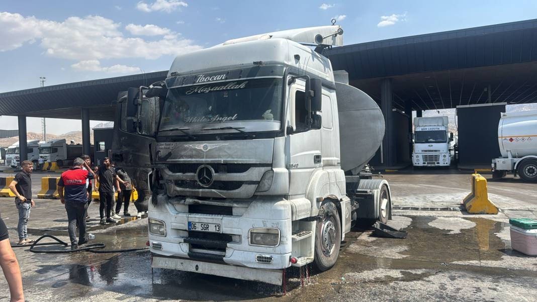 Sınırın yanı başında akaryakıt yüklü tanker alev alev yandı 5