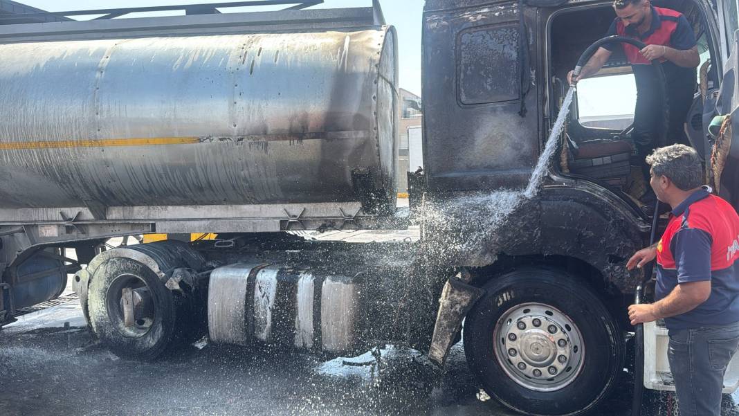 Sınırın yanı başında akaryakıt yüklü tanker alev alev yandı 4