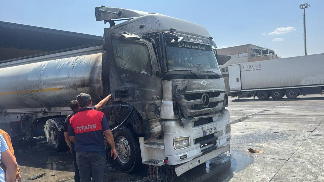 Sınırın yanı başında akaryakıt yüklü tanker alev alev yandı 6