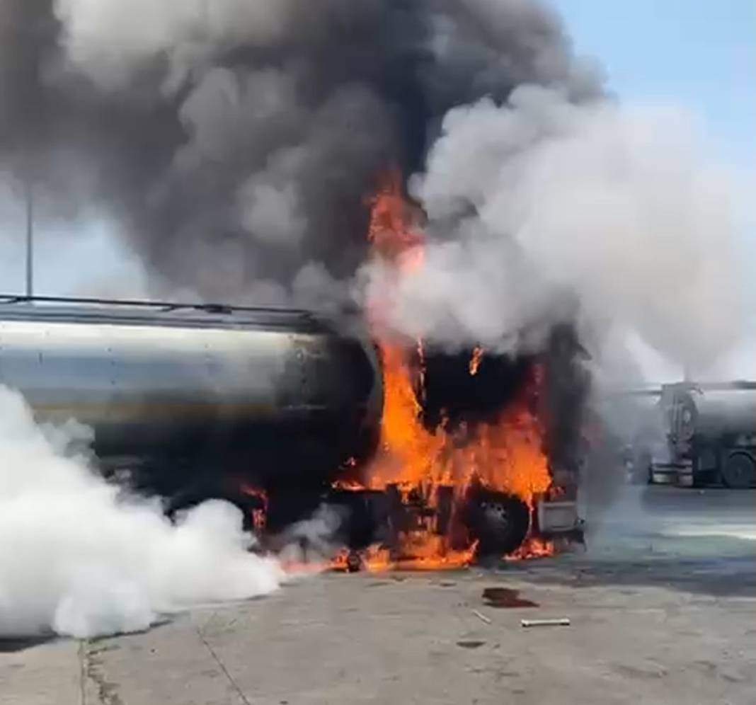 Sınırın yanı başında akaryakıt yüklü tanker alev alev yandı 1