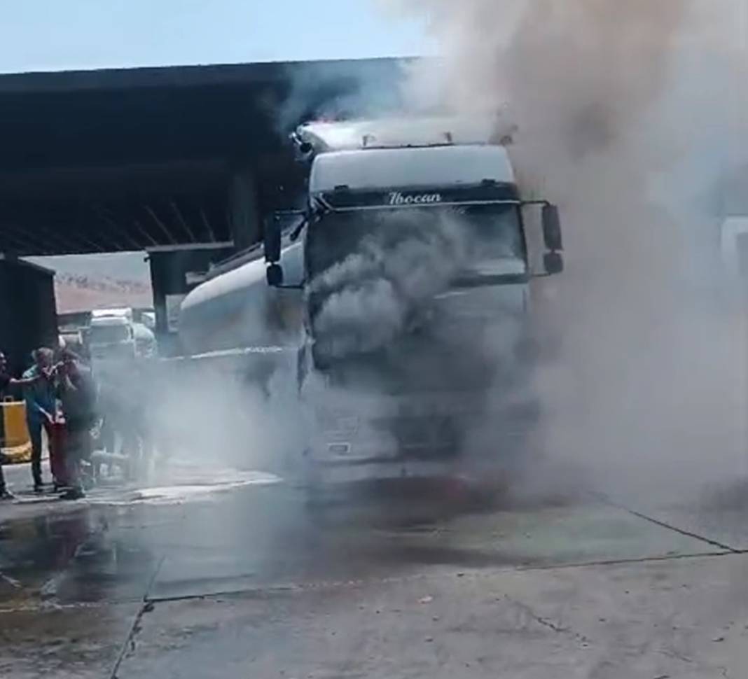 Sınırın yanı başında akaryakıt yüklü tanker alev alev yandı 7