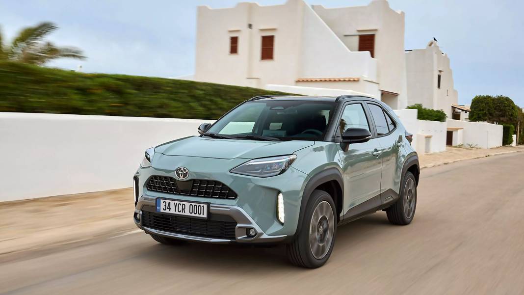 Toyota 345 bin TL birden indirdi: Bayiler meraklılarıyla doldu 7