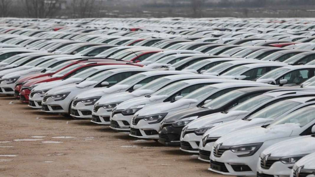 Toyota 345 bin TL birden indirdi: Bayiler meraklılarıyla doldu 1