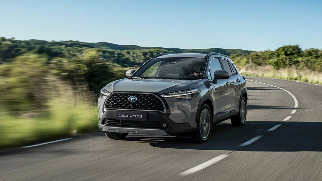 Toyota 345 bin TL birden indirdi: Bayiler meraklılarıyla doldu 4