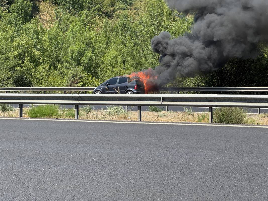 Otoyolda yangın paniği: Araç kullanılmaz hale geldi 1