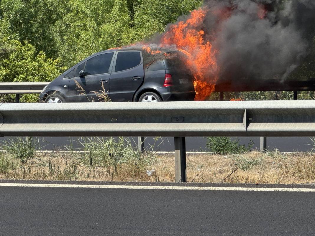 Otoyolda yangın paniği: Araç kullanılmaz hale geldi 2