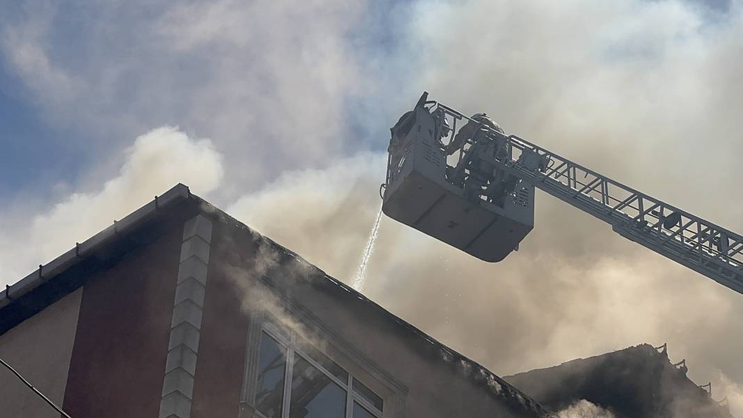 Esenler'de çatı yangını! 3 apartmanda hasar oluştu 2