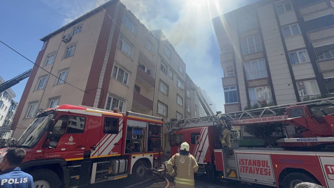 Esenler'de çatı yangını! 3 apartmanda hasar oluştu 1