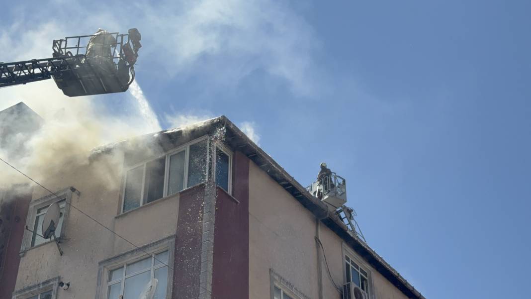 Esenler'de çatı yangını! 3 apartmanda hasar oluştu 4
