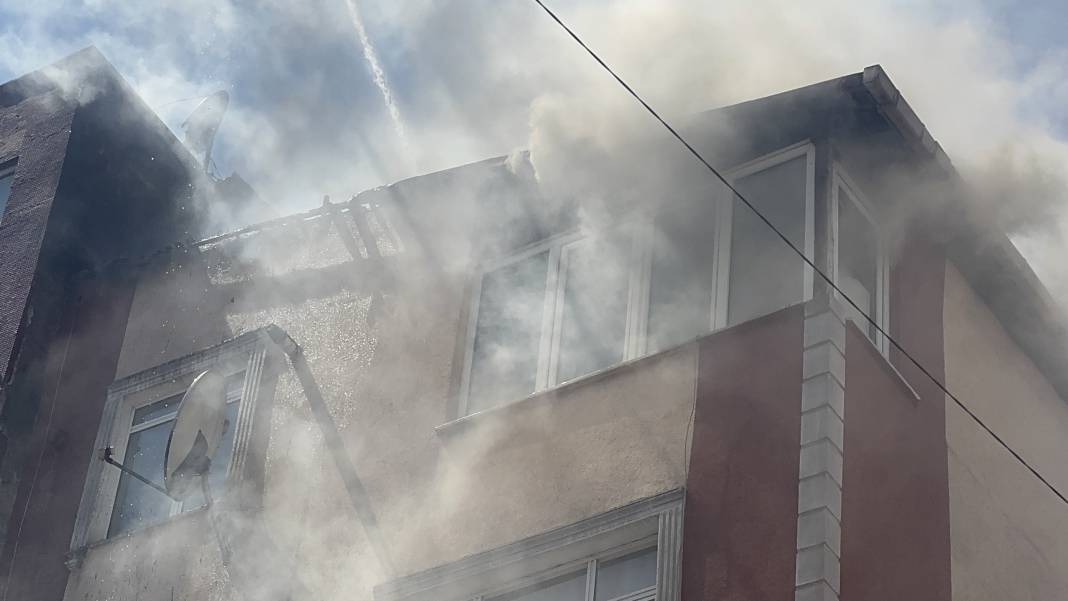 Esenler'de çatı yangını! 3 apartmanda hasar oluştu 3