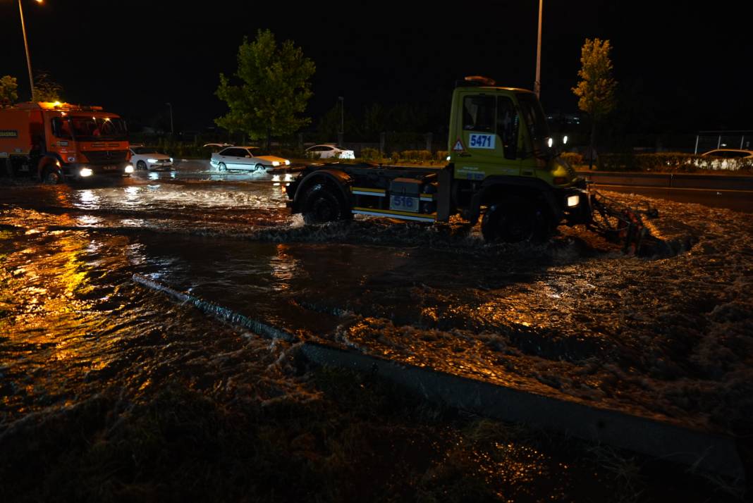Ankara'da sağanak yağış hayatı olumsuz etkiledi! 4