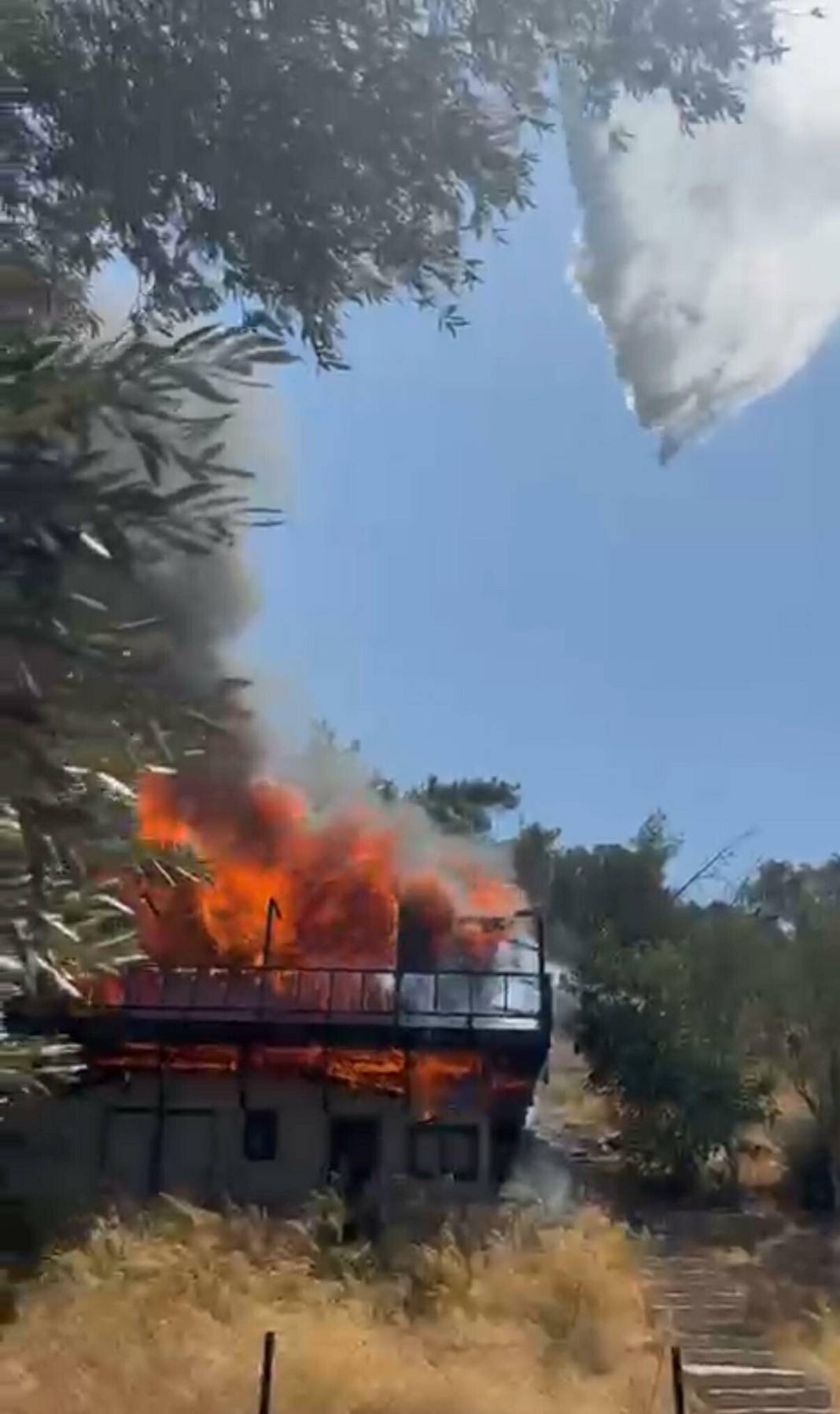 Ev yangını ormana sıçramadan söndürüldü 4