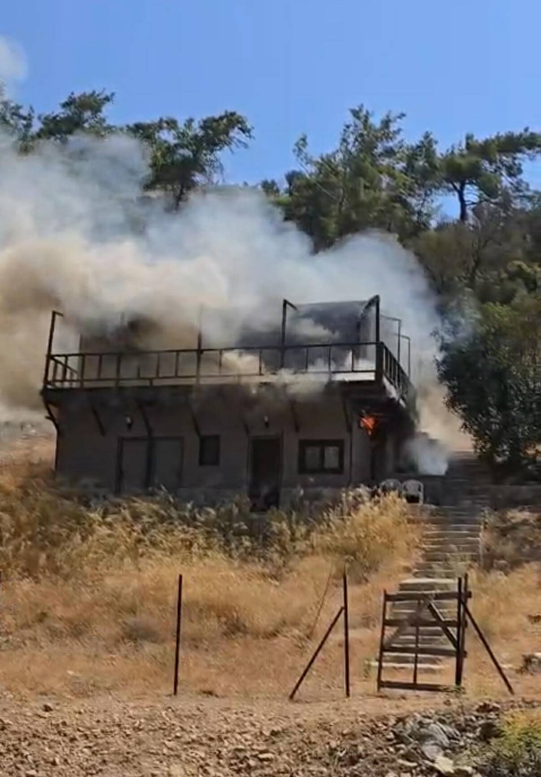 Ev yangını ormana sıçramadan söndürüldü 2
