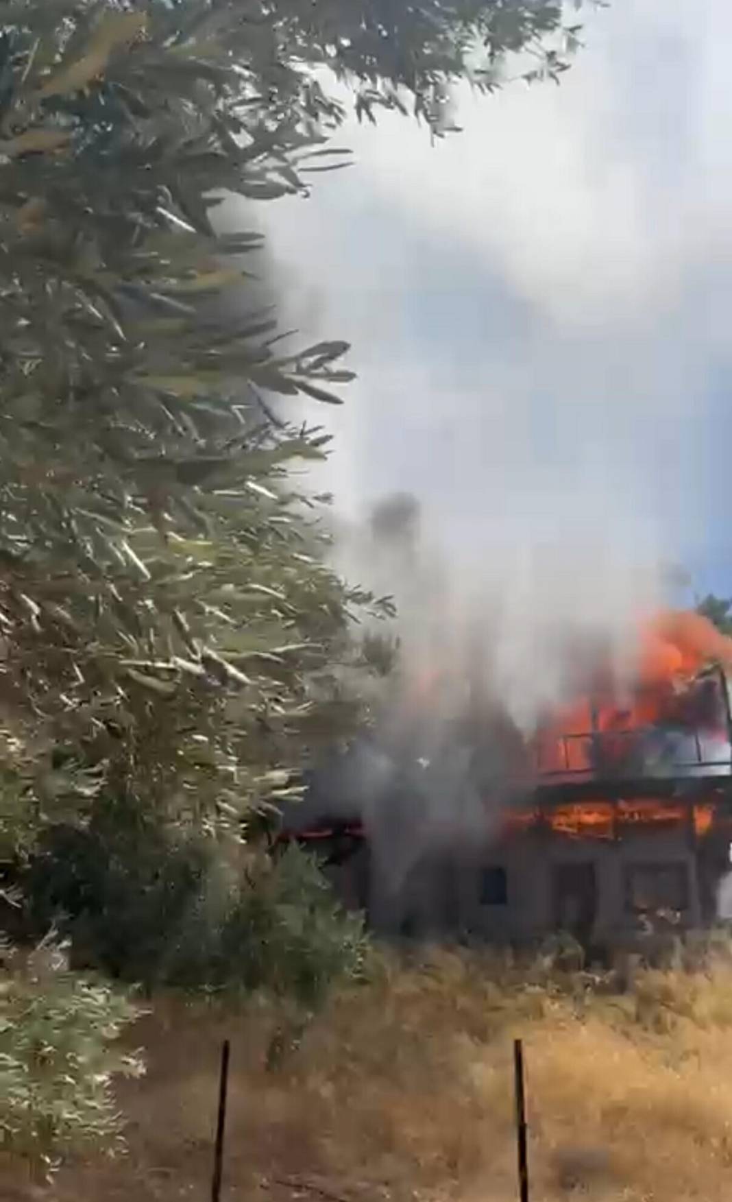 Ev yangını ormana sıçramadan söndürüldü 5