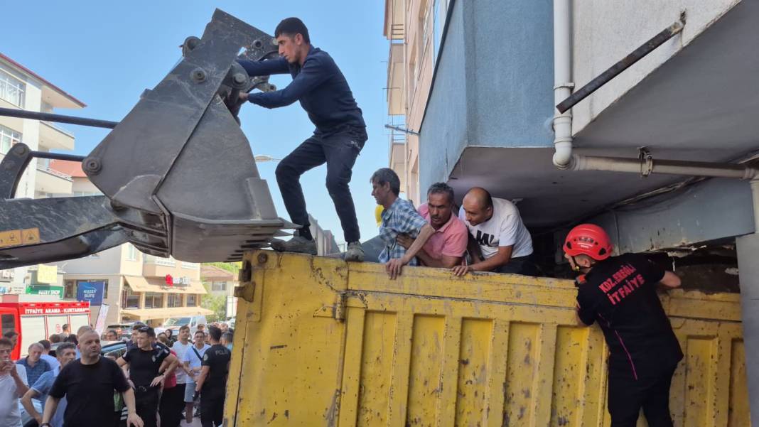 Freni boşalan kamyon araçlara çarparak mağazaya daldı 2