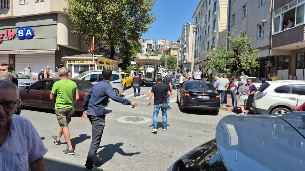 Freni boşalan kamyon araçlara çarparak mağazaya daldı 6