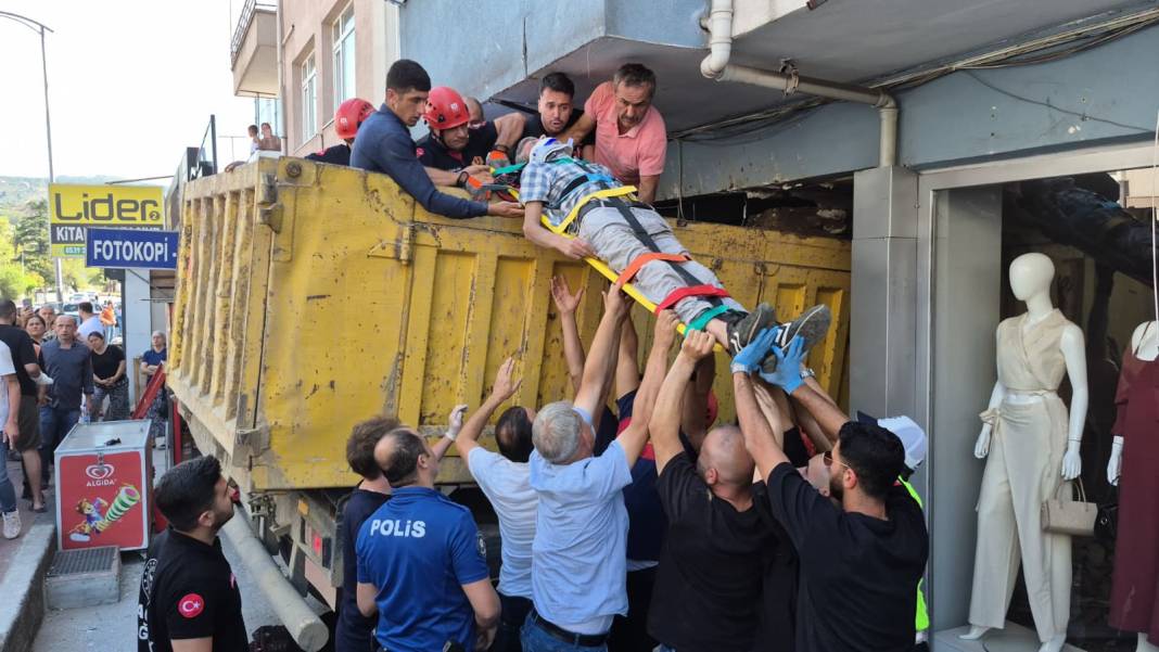 Freni boşalan kamyon araçlara çarparak mağazaya daldı 7
