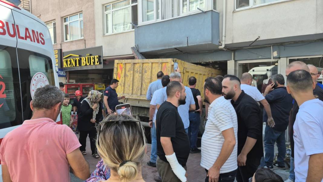 Freni boşalan kamyon araçlara çarparak mağazaya daldı 8