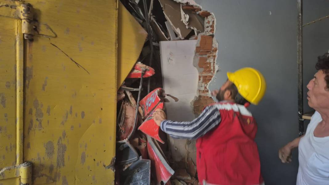 Freni boşalan kamyon araçlara çarparak mağazaya daldı 4