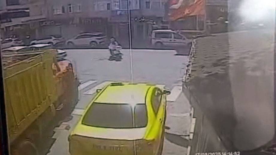 Freni boşalan kamyon araçlara çarparak mağazaya daldı 3