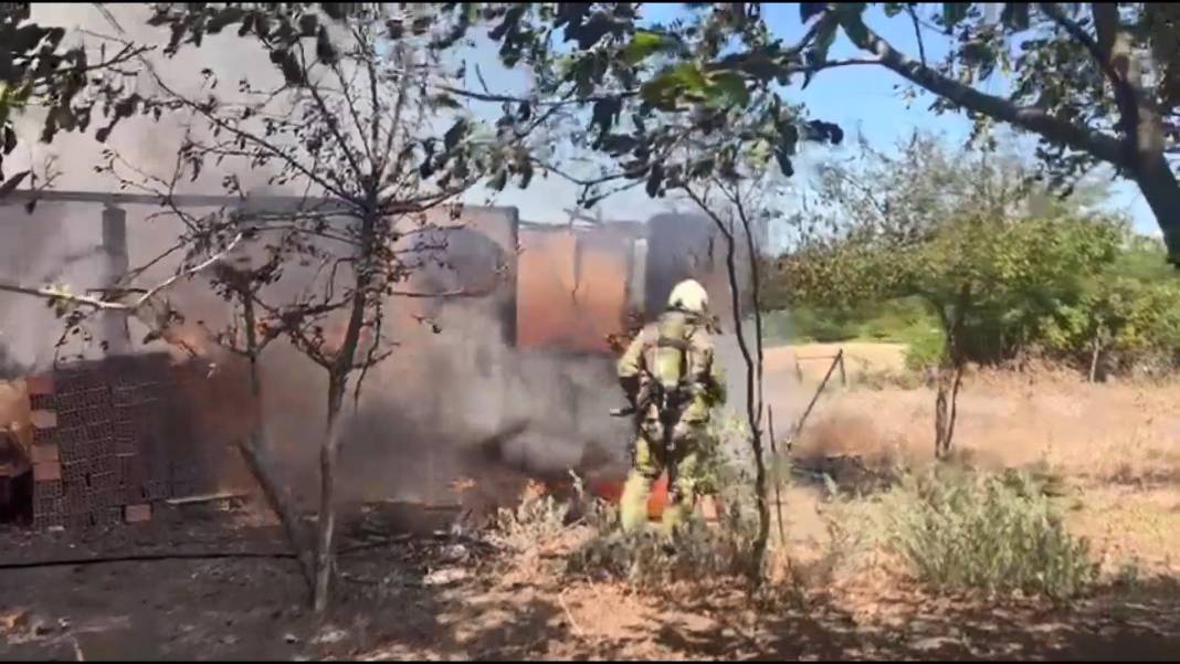 Arnavutköy’de yangın alarmı! Tek katlı ev alev aldı 7