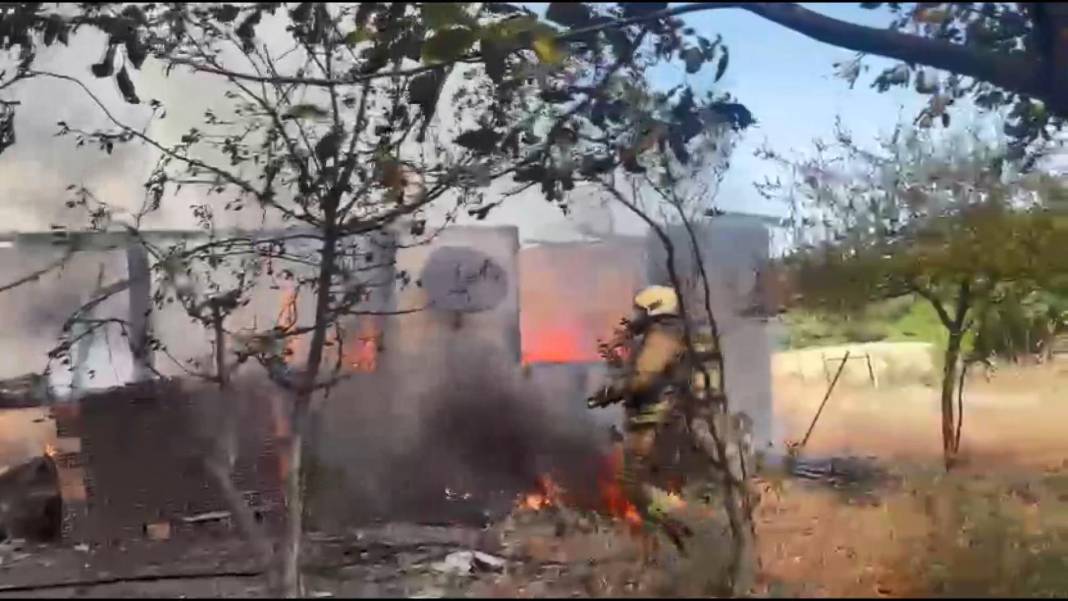 Arnavutköy’de yangın alarmı! Tek katlı ev alev aldı 1