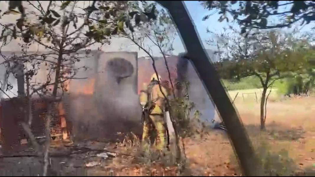 Arnavutköy’de yangın alarmı! Tek katlı ev alev aldı 8