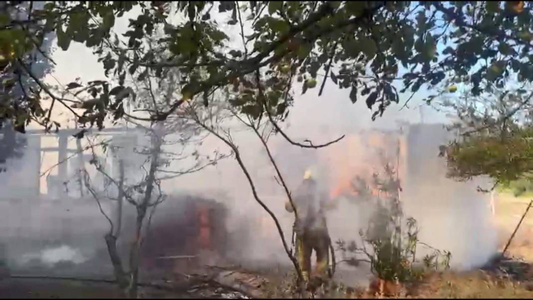 Arnavutköy’de yangın alarmı! Tek katlı ev alev aldı 6