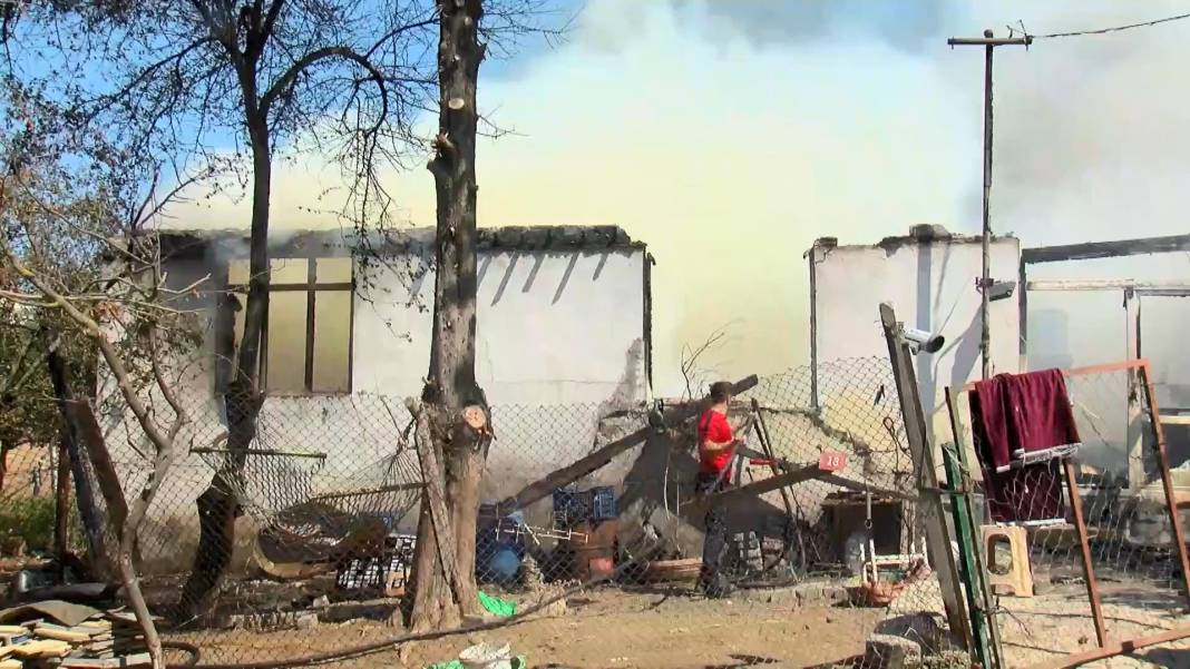 Arnavutköy’de yangın alarmı! Tek katlı ev alev aldı 2