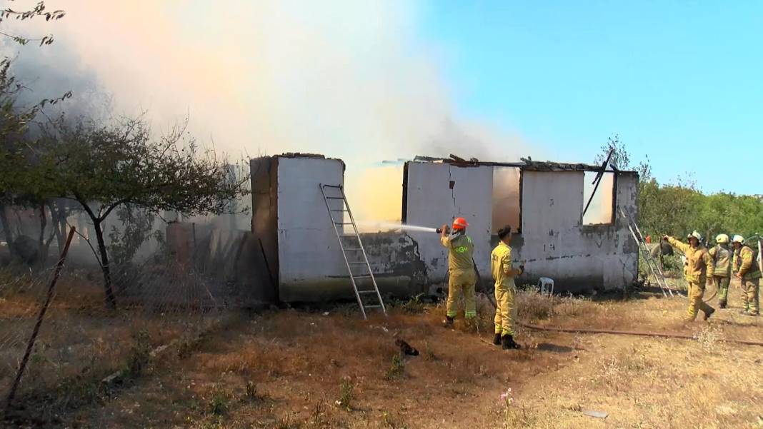 Arnavutköy’de yangın alarmı! Tek katlı ev alev aldı 5