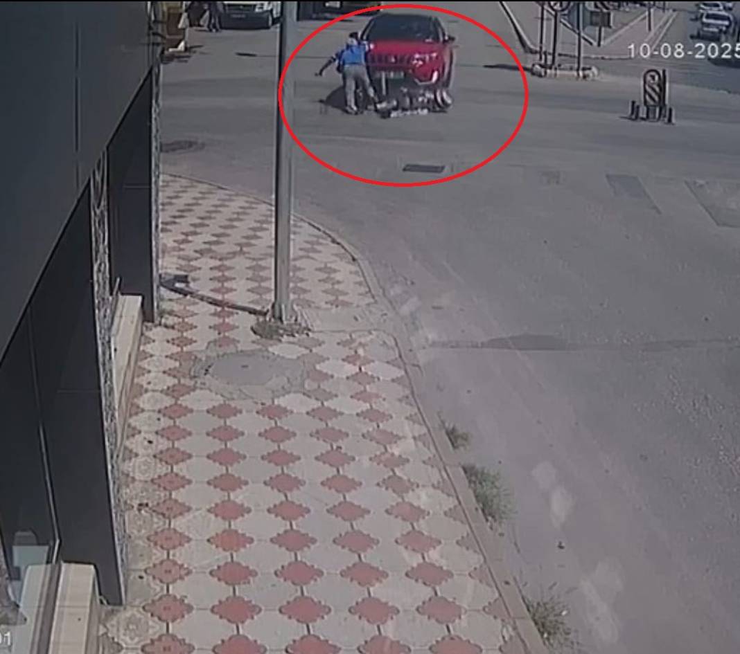 Trafik kazası kamerada: Elektrikli bisiklet ile otomobil çarpıştı 1