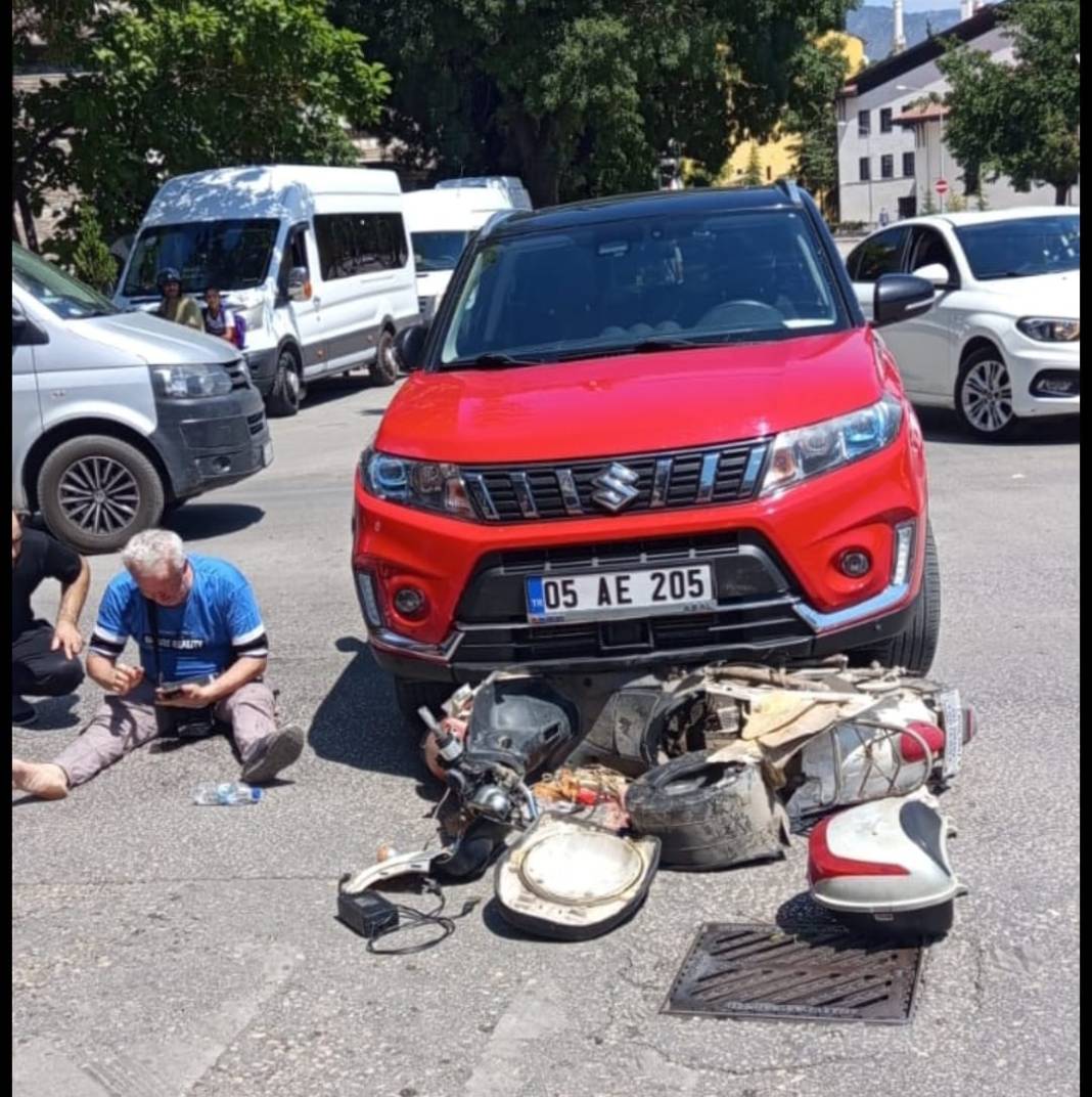 Trafik kazası kamerada: Elektrikli bisiklet ile otomobil çarpıştı 4
