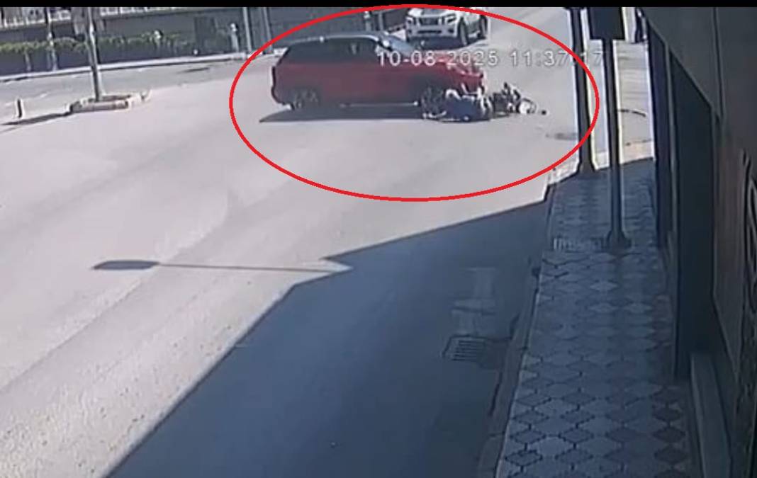 Trafik kazası kamerada: Elektrikli bisiklet ile otomobil çarpıştı 2