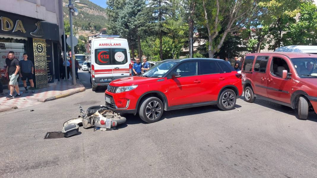 Trafik kazası kamerada: Elektrikli bisiklet ile otomobil çarpıştı 3