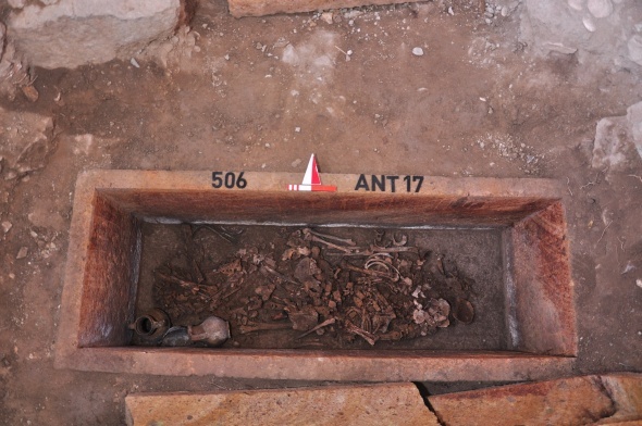 Balıkesir Edremit'te 2 bin 500 yıllık mezar açıldı 1