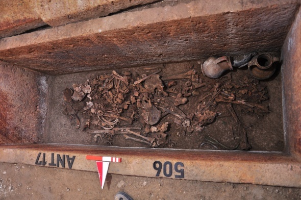 Balıkesir Edremit'te 2 bin 500 yıllık mezar açıldı 3