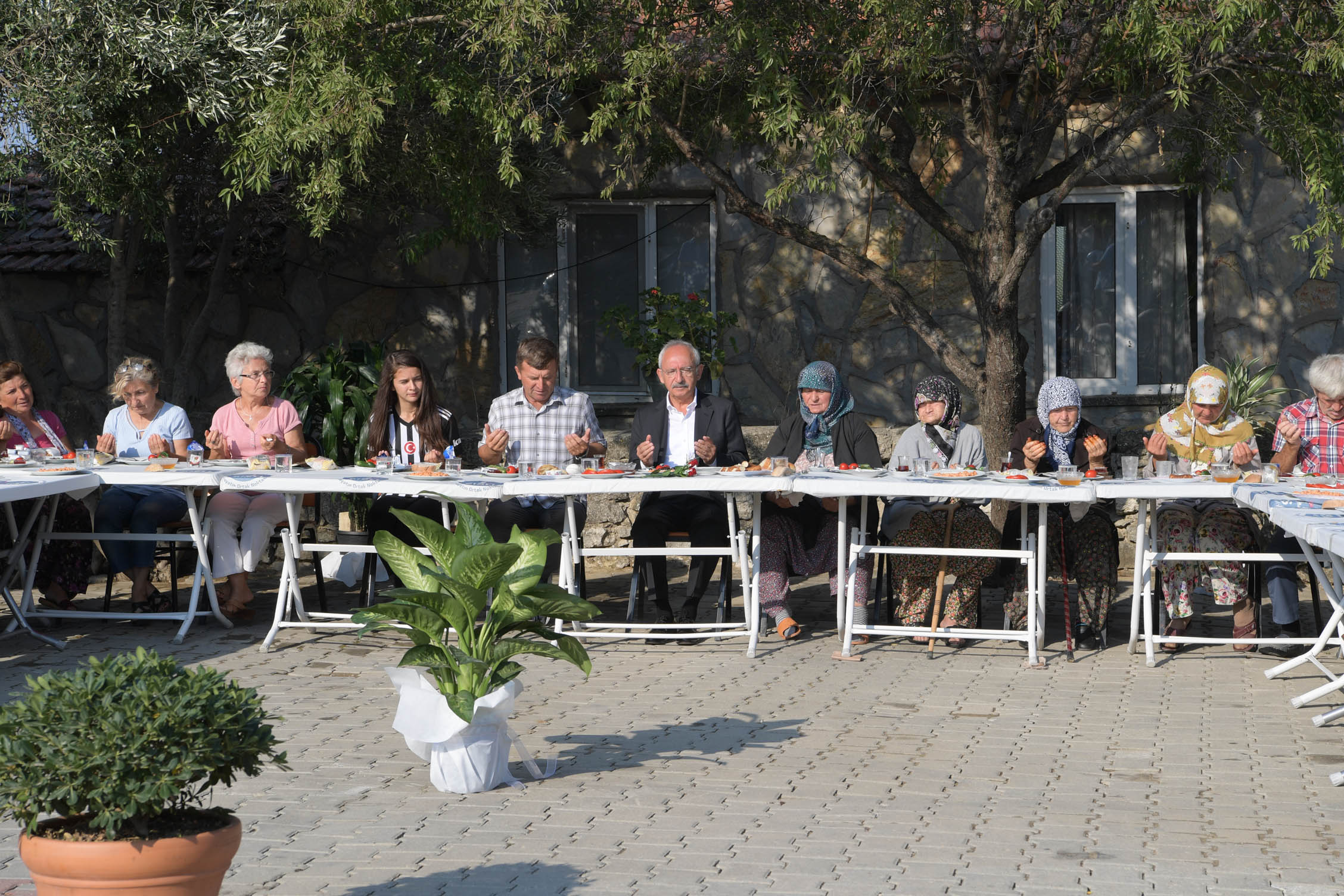 Kılıçdaroğlu Adalet Kurultayı'nın son gününde köylülerle kahvaltı y 10