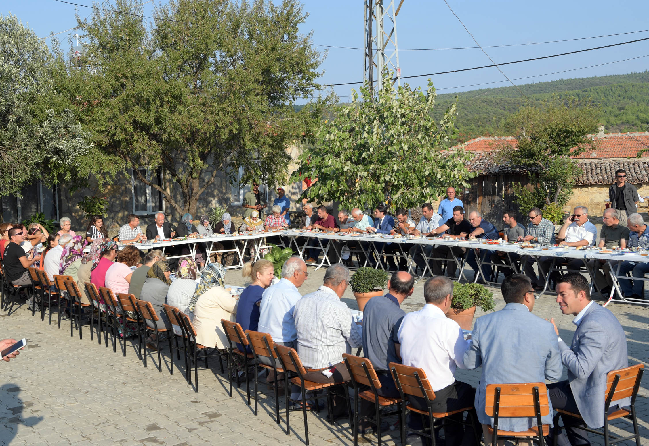 Kılıçdaroğlu Adalet Kurultayı'nın son gününde köylülerle kahvaltı y 11
