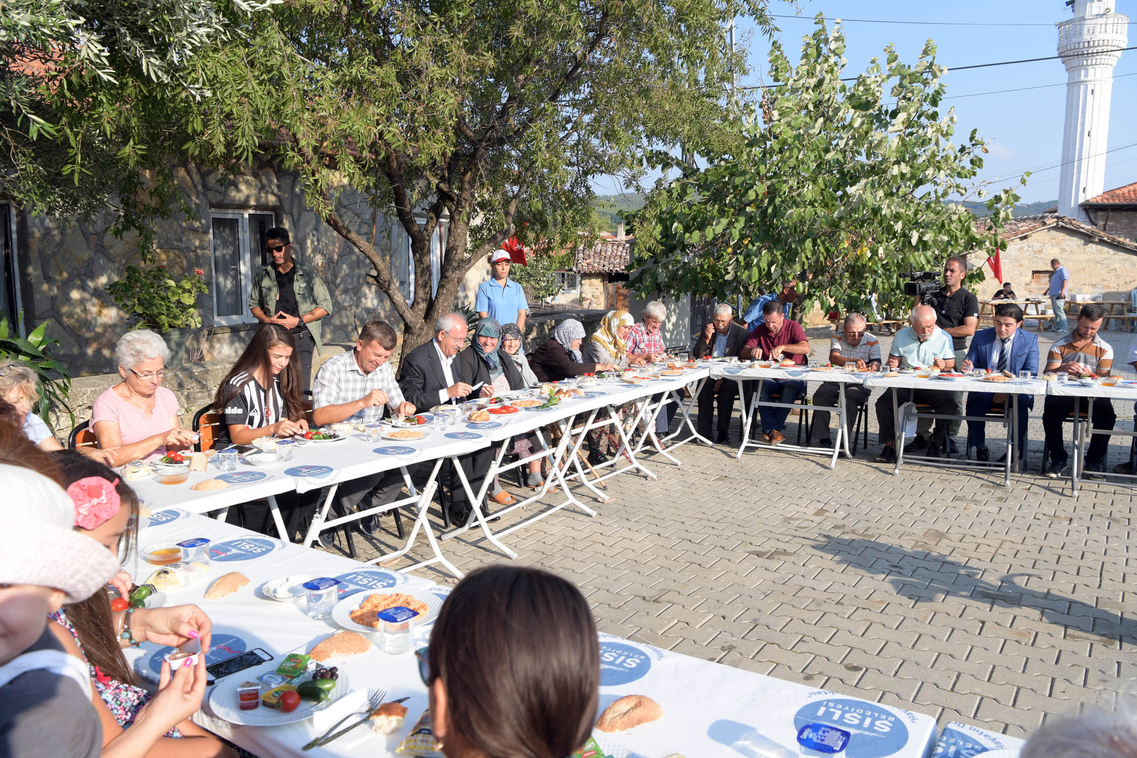 Kılıçdaroğlu Adalet Kurultayı'nın son gününde köylülerle kahvaltı y 12