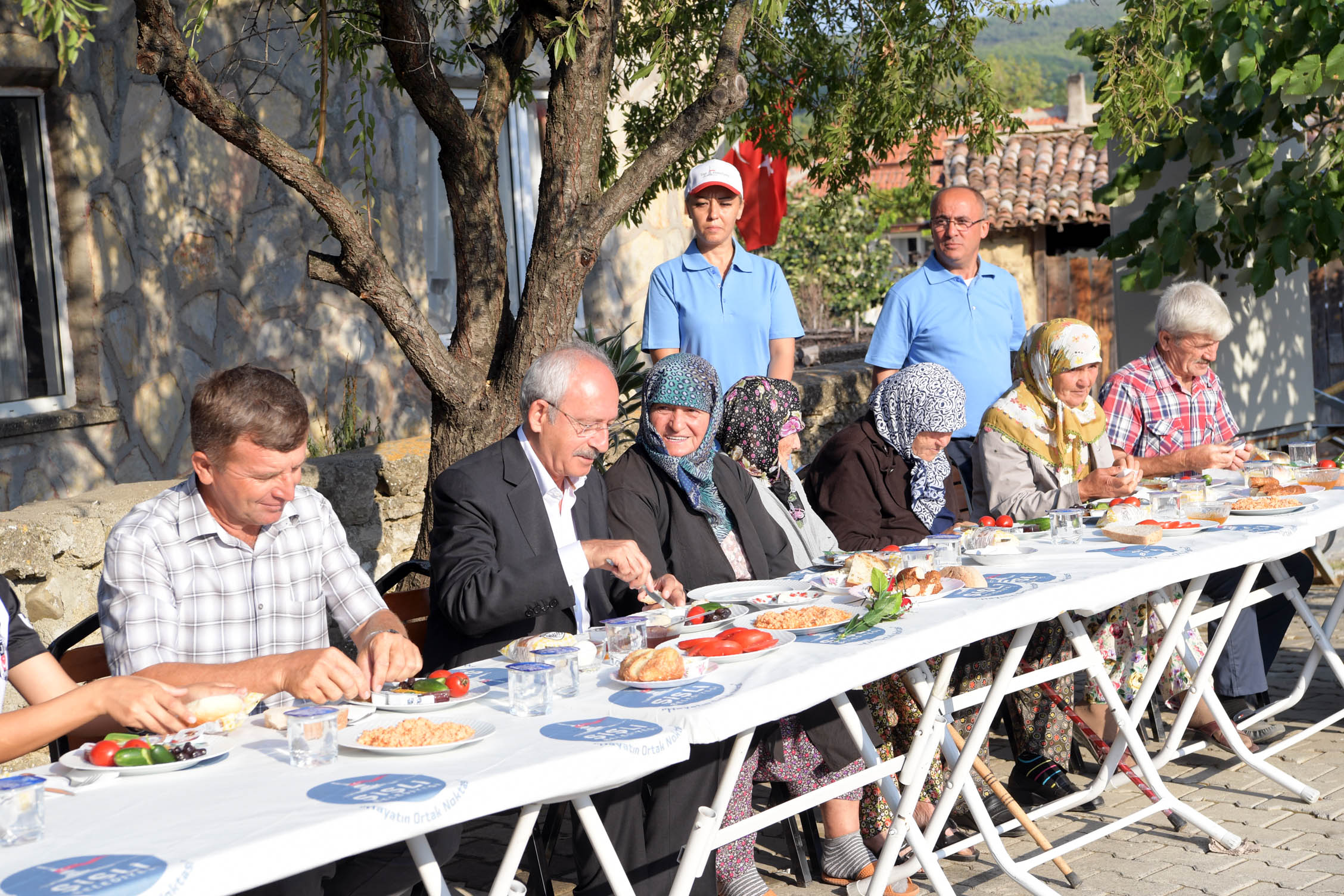 Kılıçdaroğlu Adalet Kurultayı'nın son gününde köylülerle kahvaltı y 13