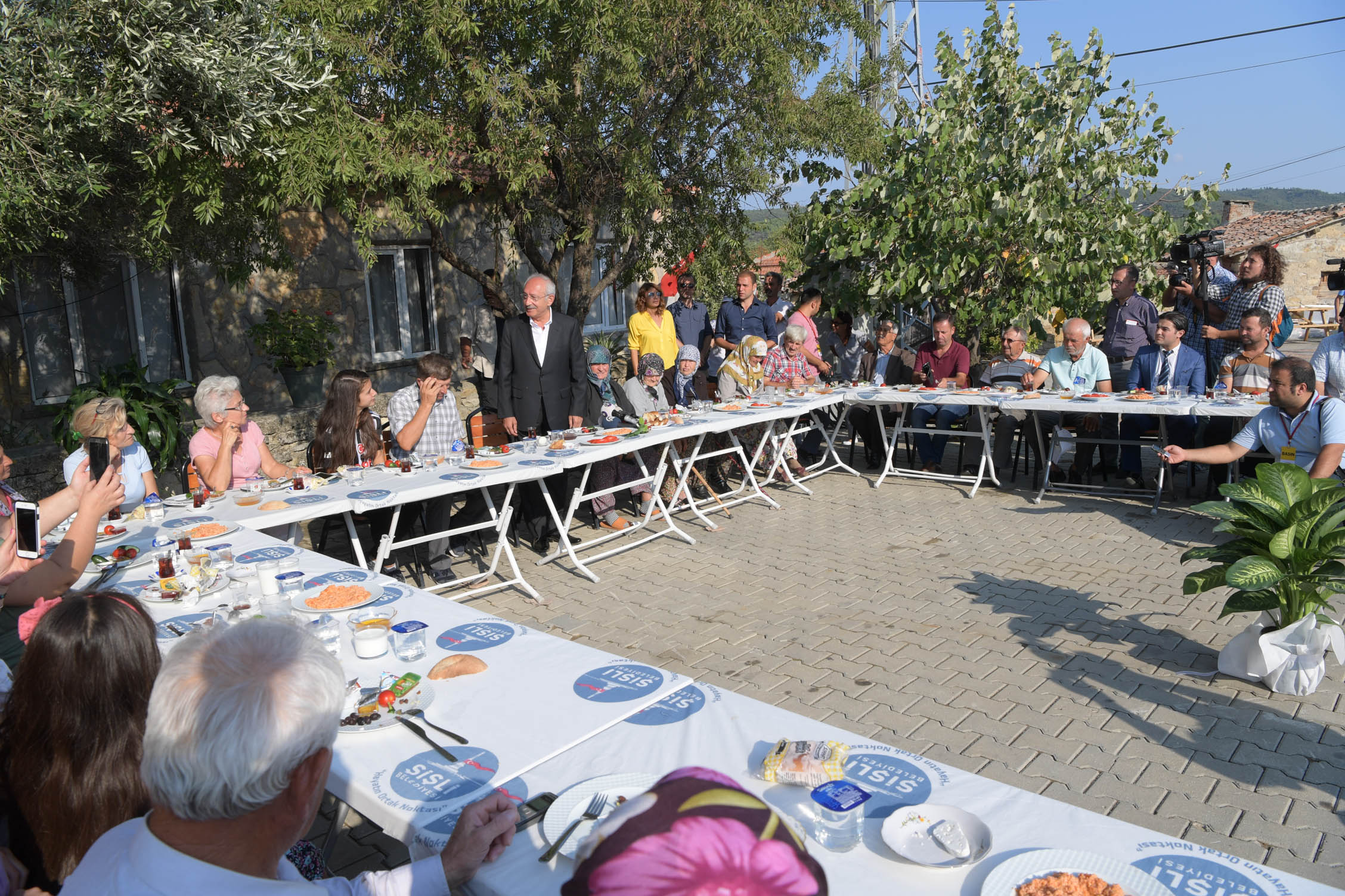 Kılıçdaroğlu Adalet Kurultayı'nın son gününde köylülerle kahvaltı y 7