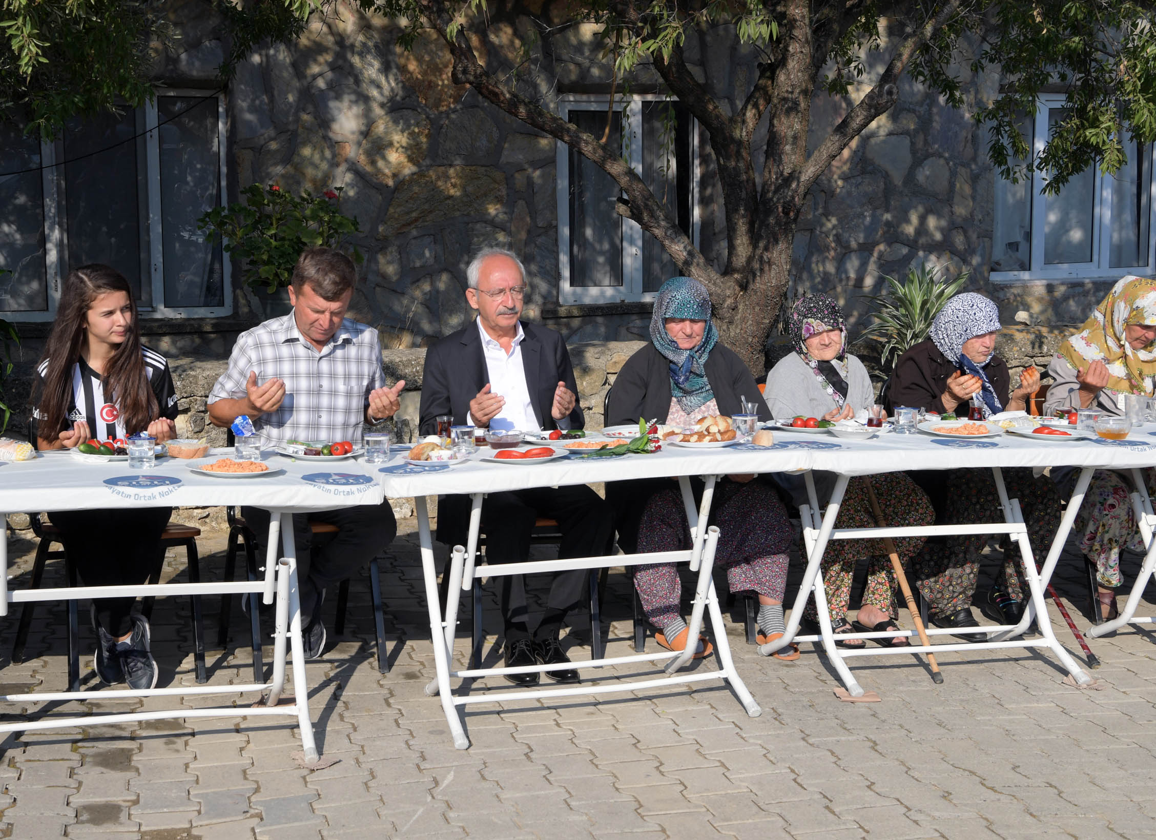 Kılıçdaroğlu Adalet Kurultayı'nın son gününde köylülerle kahvaltı y 9