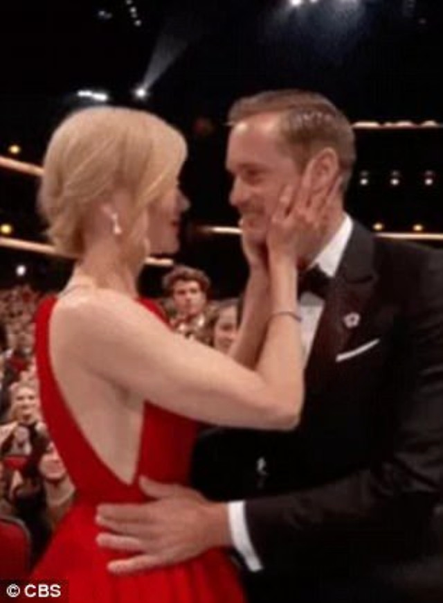 Nicole Kidman, törende kocasının önünde rol arkadaşlarının dudaklarına y 1