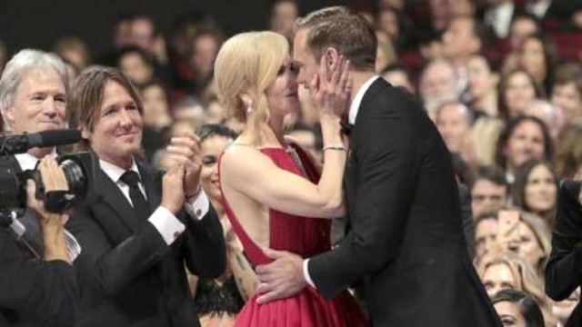 Nicole Kidman, törende kocasının önünde rol arkadaşlarının dudaklarına y 2