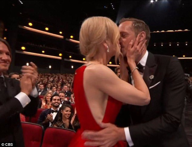 Nicole Kidman, törende kocasının önünde rol arkadaşlarının dudaklarına y 4