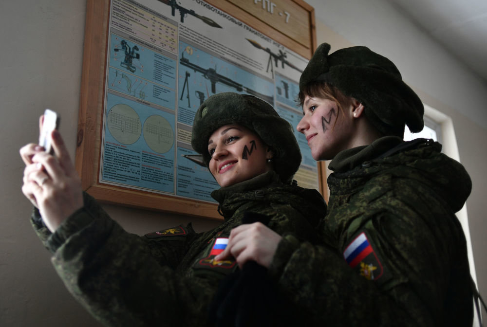 Rusya askerlerine "selfie çekmeyi" yasakladı! 2