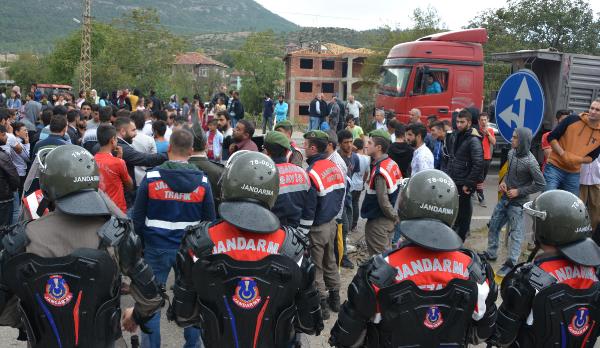 Karabük'te köylülerden yol kapatma eylemi 10