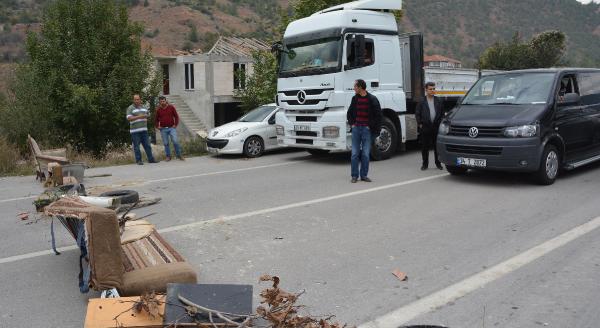 Karabük'te köylülerden yol kapatma eylemi 11