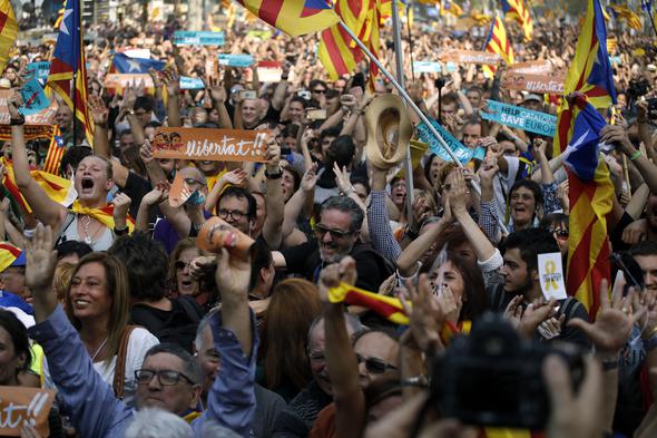 Bağımsızlık ilan edildi, Katalanlar sokaklara böyle döküldü! İlk kareler 3