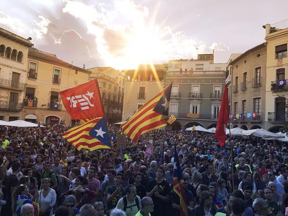 Bağımsızlık ilan edildi, Katalanlar sokaklara böyle döküldü! İlk kareler 5